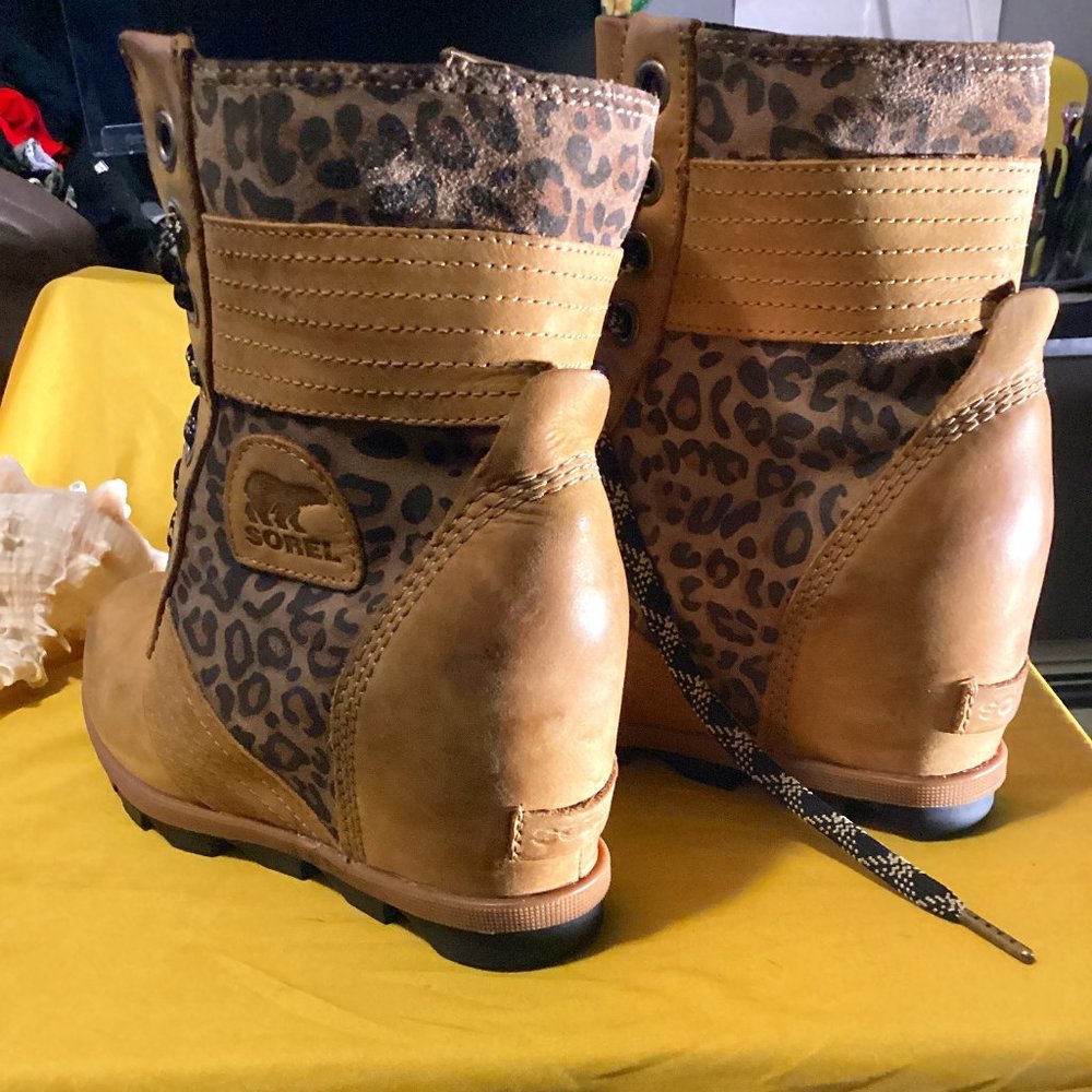 Pre Owned Size 9.5 SOREL Leopard Lexie Wedge Boots